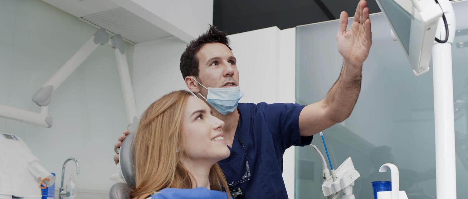 Dentistas pasando consulta