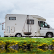 Autocaravana aparcada frente al mar